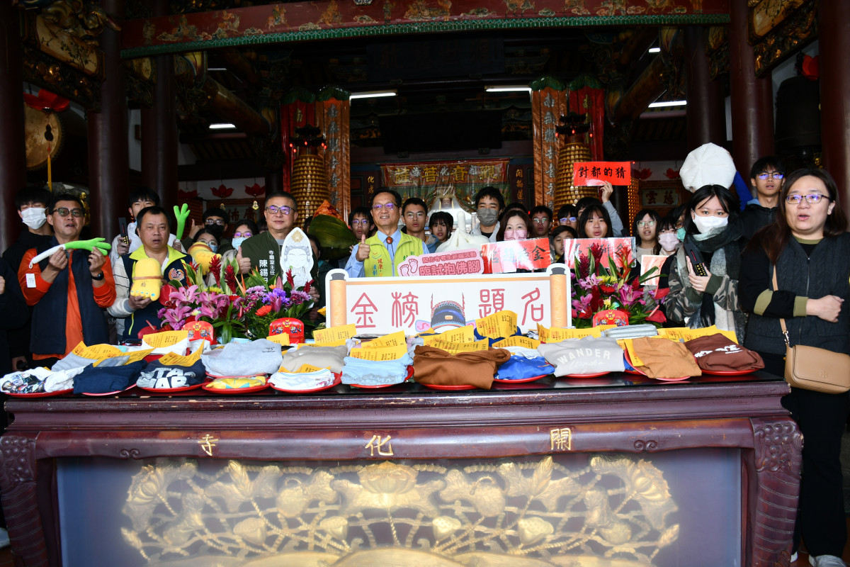 開化寺管理人林世賢市長偕考生與家長完成祈福後大合影留念。圖／彰化市公所提供
