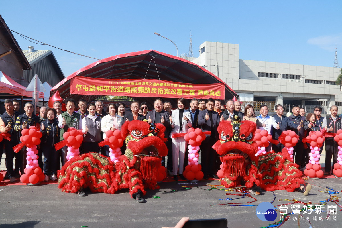 各界嘉賓剪綵祝賀拓寬工程順利通車。（記者扶小萍攝）