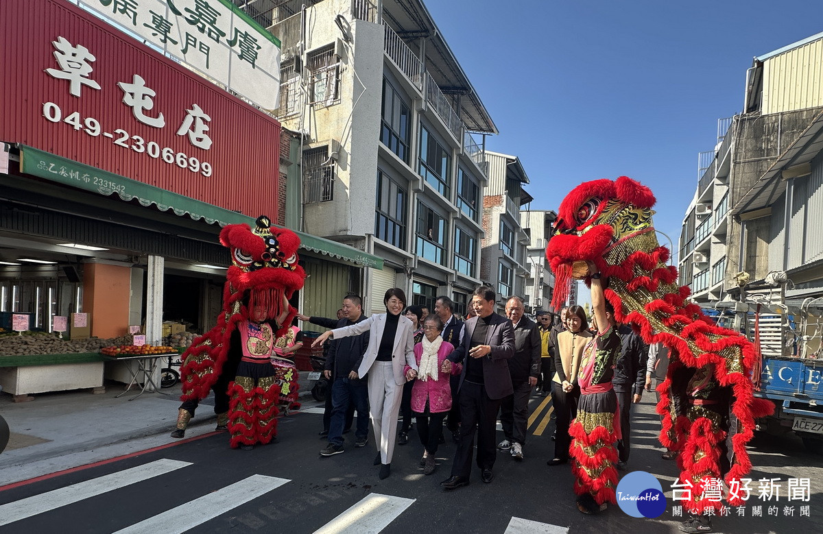 地方耆老94歲阿嬤感謝許縣長與簡鎮長給予草屯人大福氣。（記者扶小萍攝）