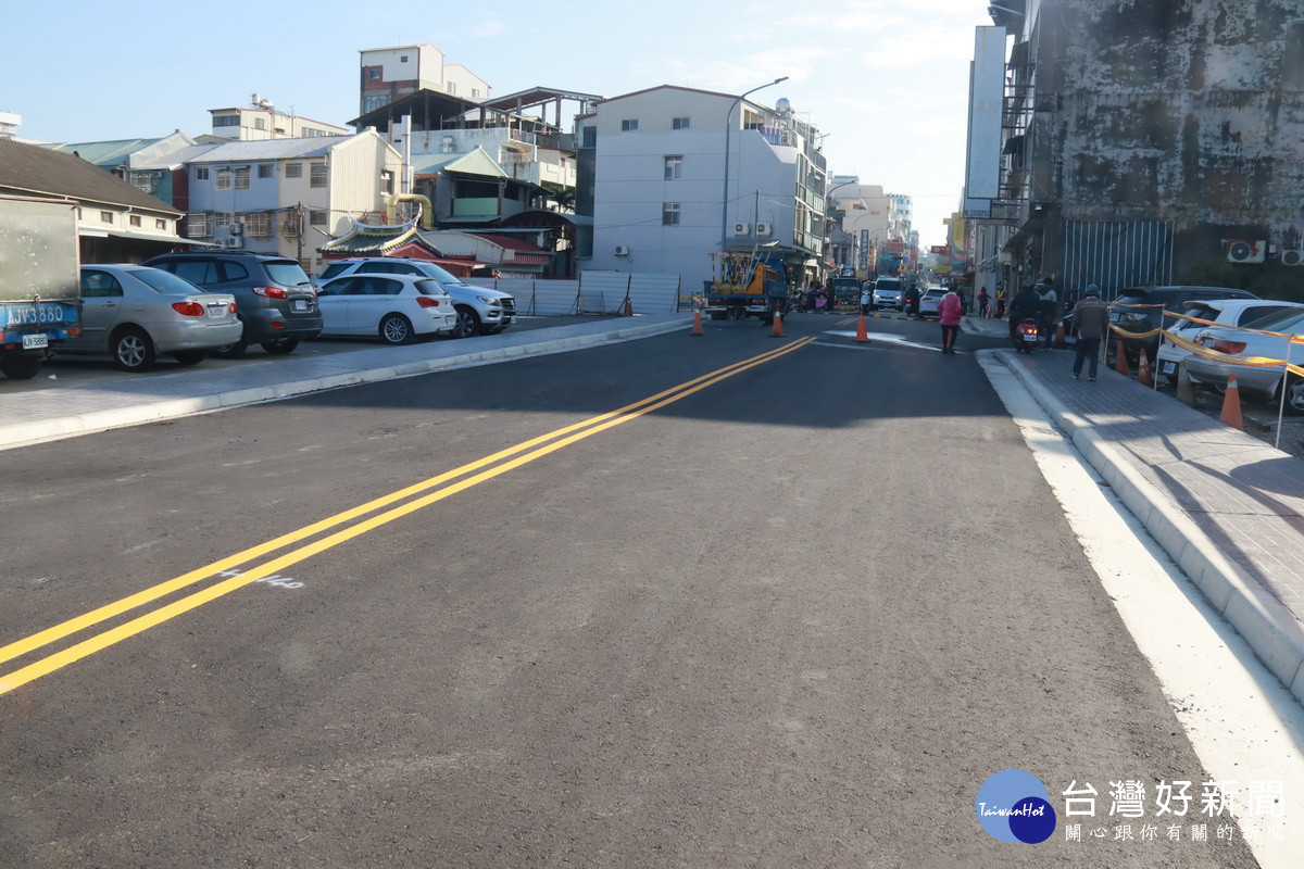 草屯和平街拓寬瓶頸今日通車，讓市區道路更通暢。（記者扶小萍攝）
