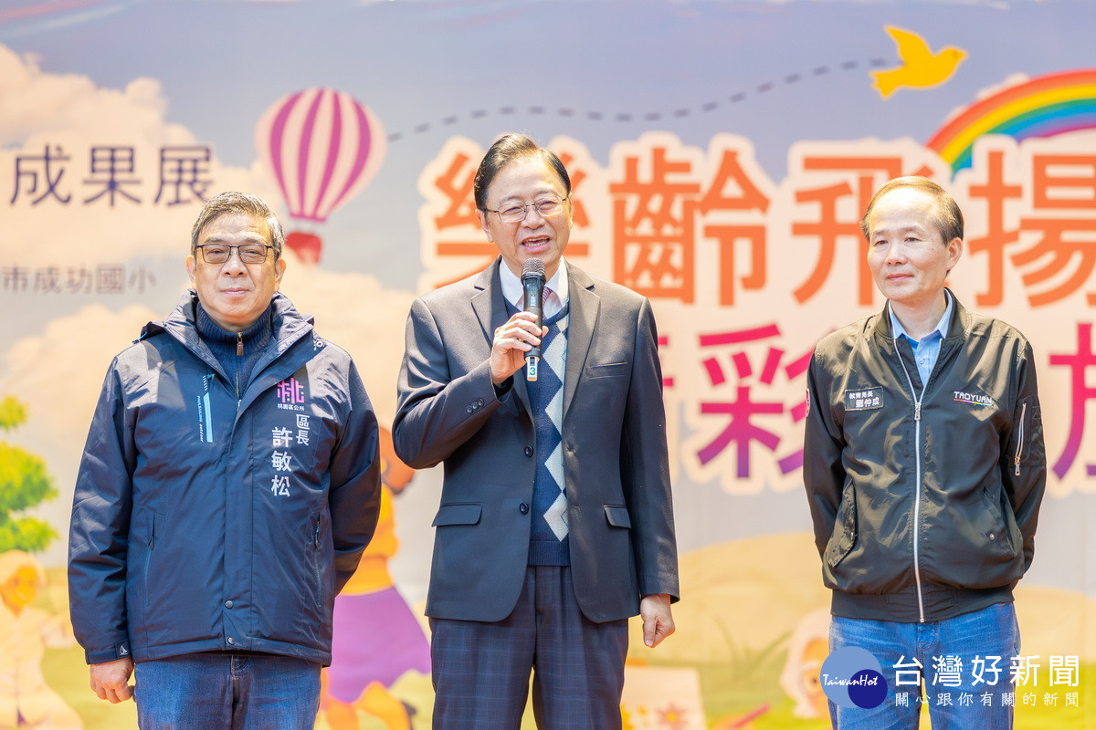 桃市長張善政出席「桃園市114年度樂齡學習成果展」與樂齡學員們合影。<br />