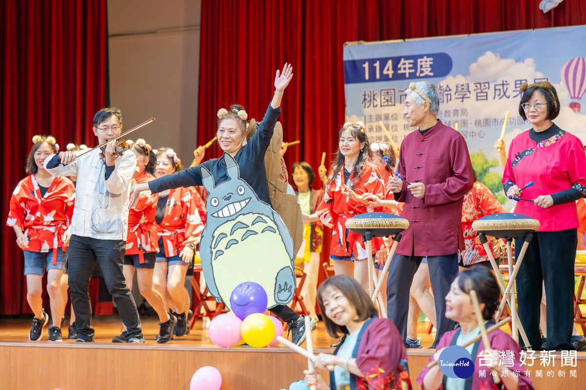 「桃園市114年度樂齡學習成果展」中樂齡學員們熱情演出。<br />