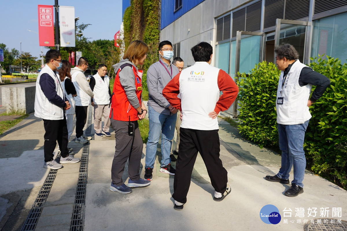 桃市府進行第二波賣場抽檢，請業者改正小缺失並確認完成。