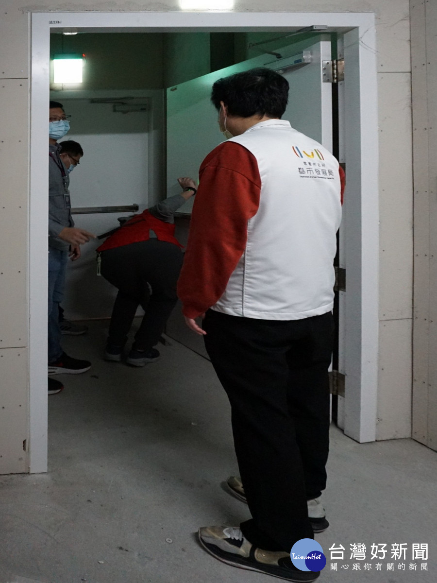 桃市府進行第二波賣場抽檢，確認逃生動線通暢及安全門啟閉正常。