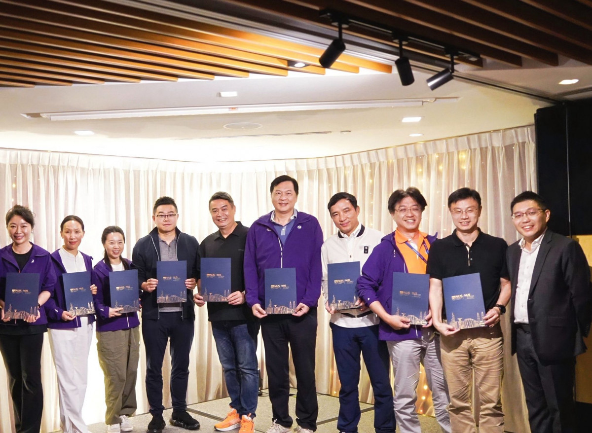 藝群醫學美容集團董事長王正坤醫師(右5)與CYBERBIZ執行長蘇基明(右3)是新加坡國立大學EMBA同班同學<br />
<br />
<br />
