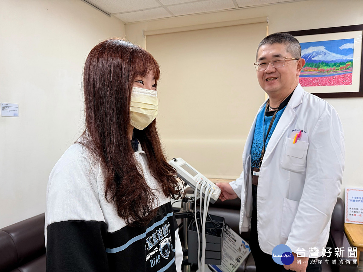 桃療職能治療師親自示範下肢阻力性登階訓練。(桃療提供）