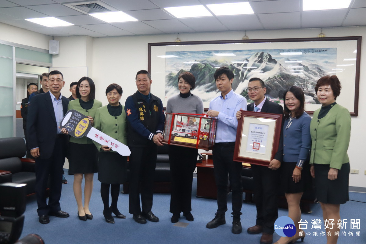 許縣長與三位分隊人員都接受捐贈。（記者扶小萍攝）