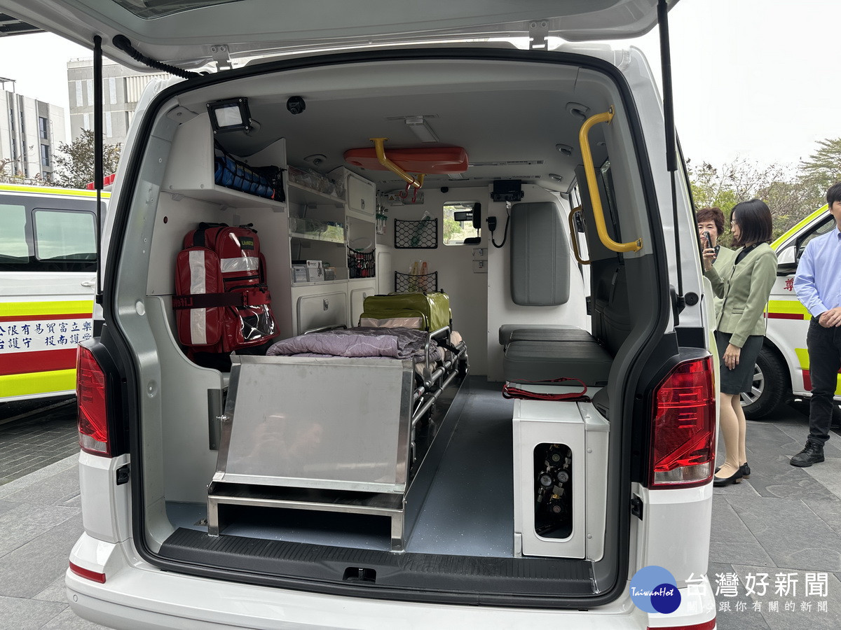 新車內有全套隨車救護器材大為提升救援效果。（記者扶小萍攝）