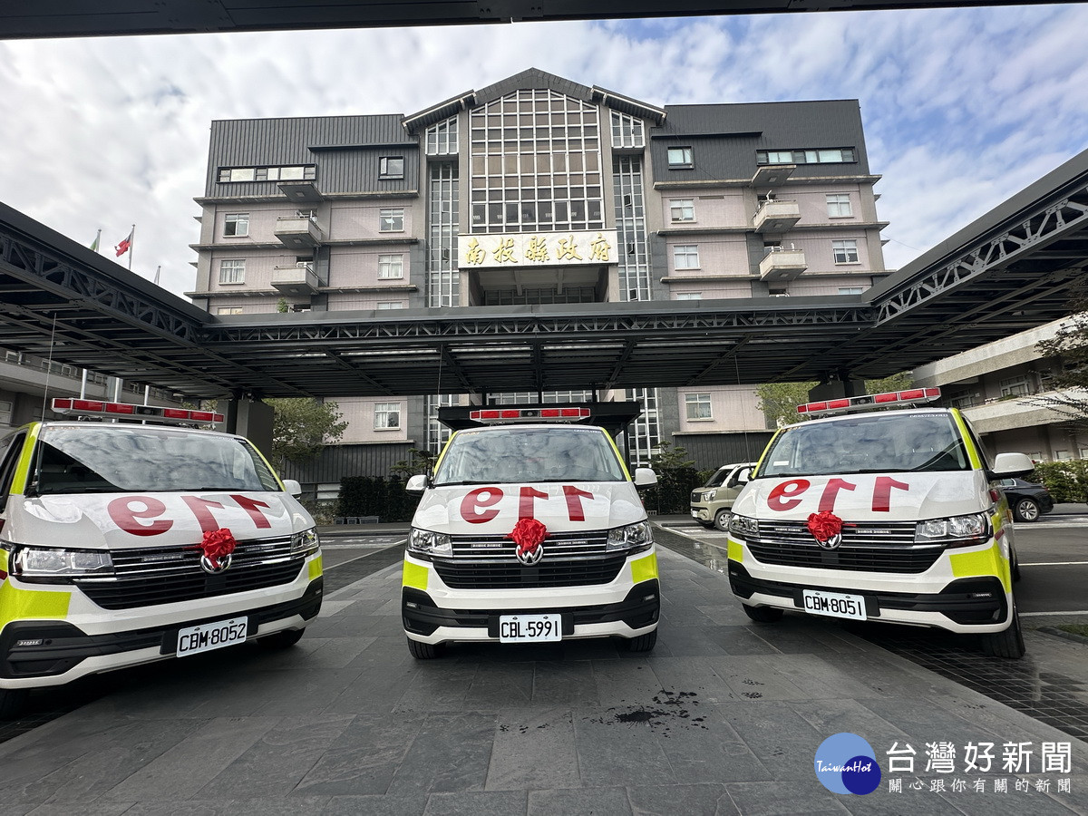 三輛新救護車將投入偏鄉服務。（記者扶小萍攝）