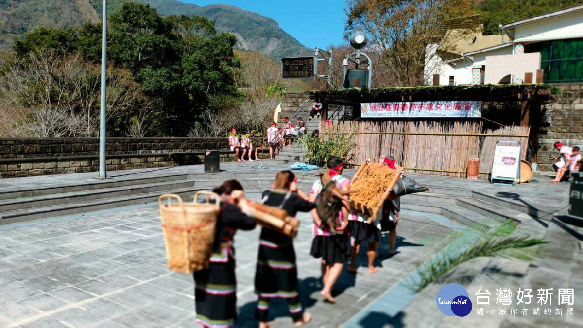 狩獵歸來的揹負重物之歌。（玉管處提供）