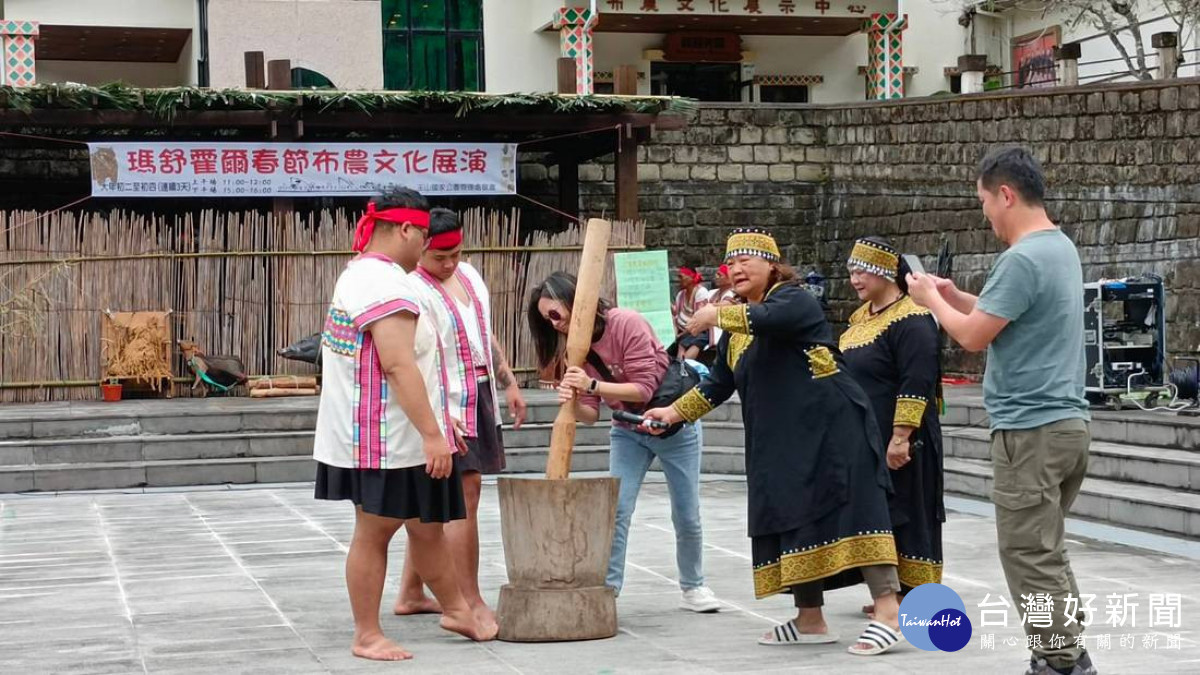 民眾體驗布農族搗小米、分享共食同樂。（玉管處提供）