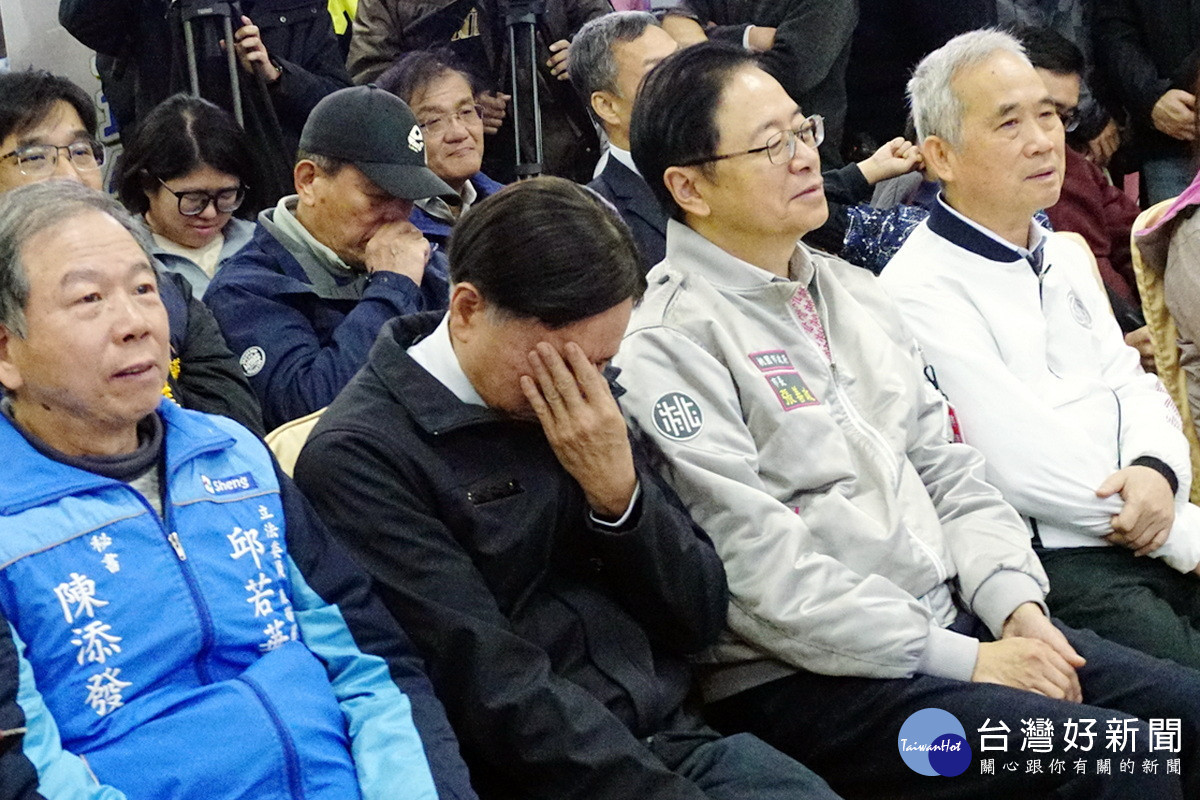 對於桃園綠捷運綠線所展現的成果，市府捷工局長劉慶豐激動的掩面流淚。<br />
