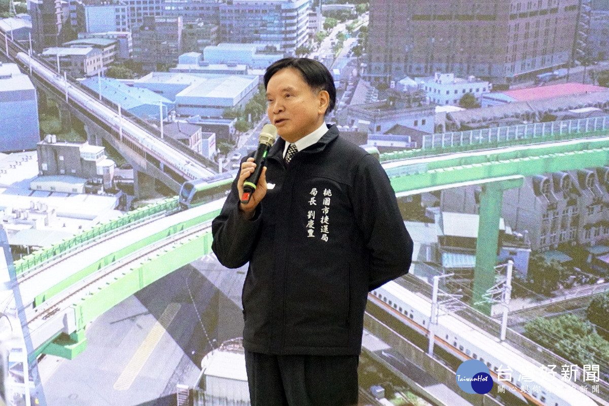 桃市府捷工局長劉慶豐於「桃園捷運綠線114年成果展」中說明工程進度。