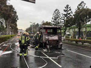 聯結車突發火警影響車流，中壢警即時啟動交通快打疏導。