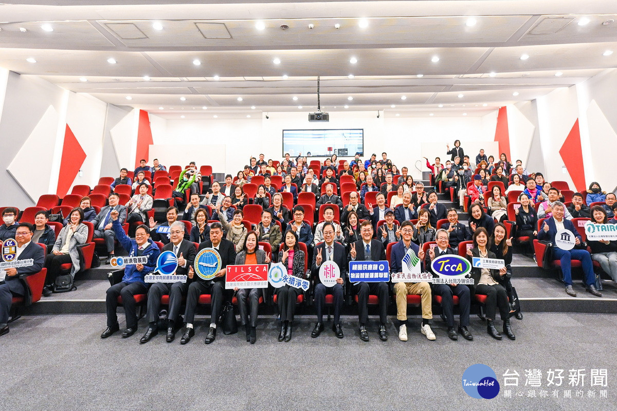 桃園市長張善政出席「桃園供應鏈與物流智慧運籌聯盟第一次會員大會」大合影。<br />