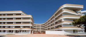 竹北市文中二校舍興建工程，榮獲第26屆國家建築金獎「公共建設優質獎」及「規劃設計類首獎」雙項大獎肯定。