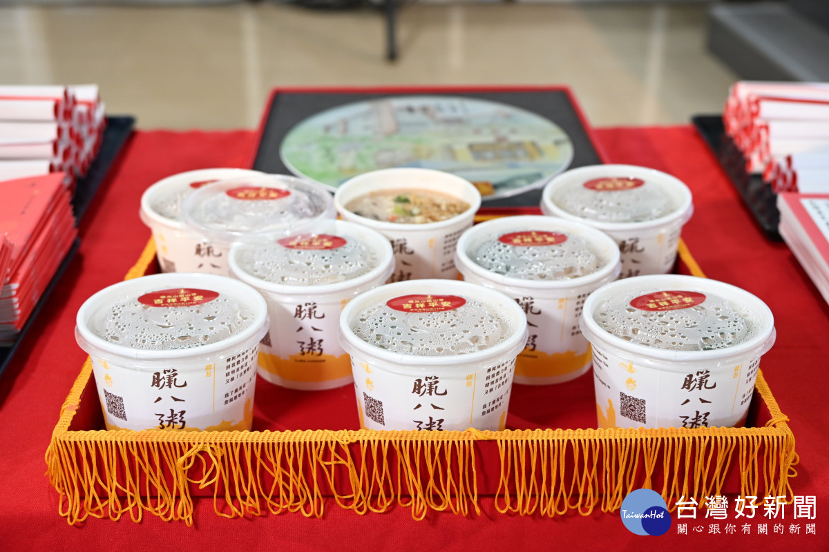 傳遞臘八溫情與祝福，佛光山彰化福山寺致贈1,650碗臘八粥為縣府同仁祈福。圖／記者鄧富珍攝