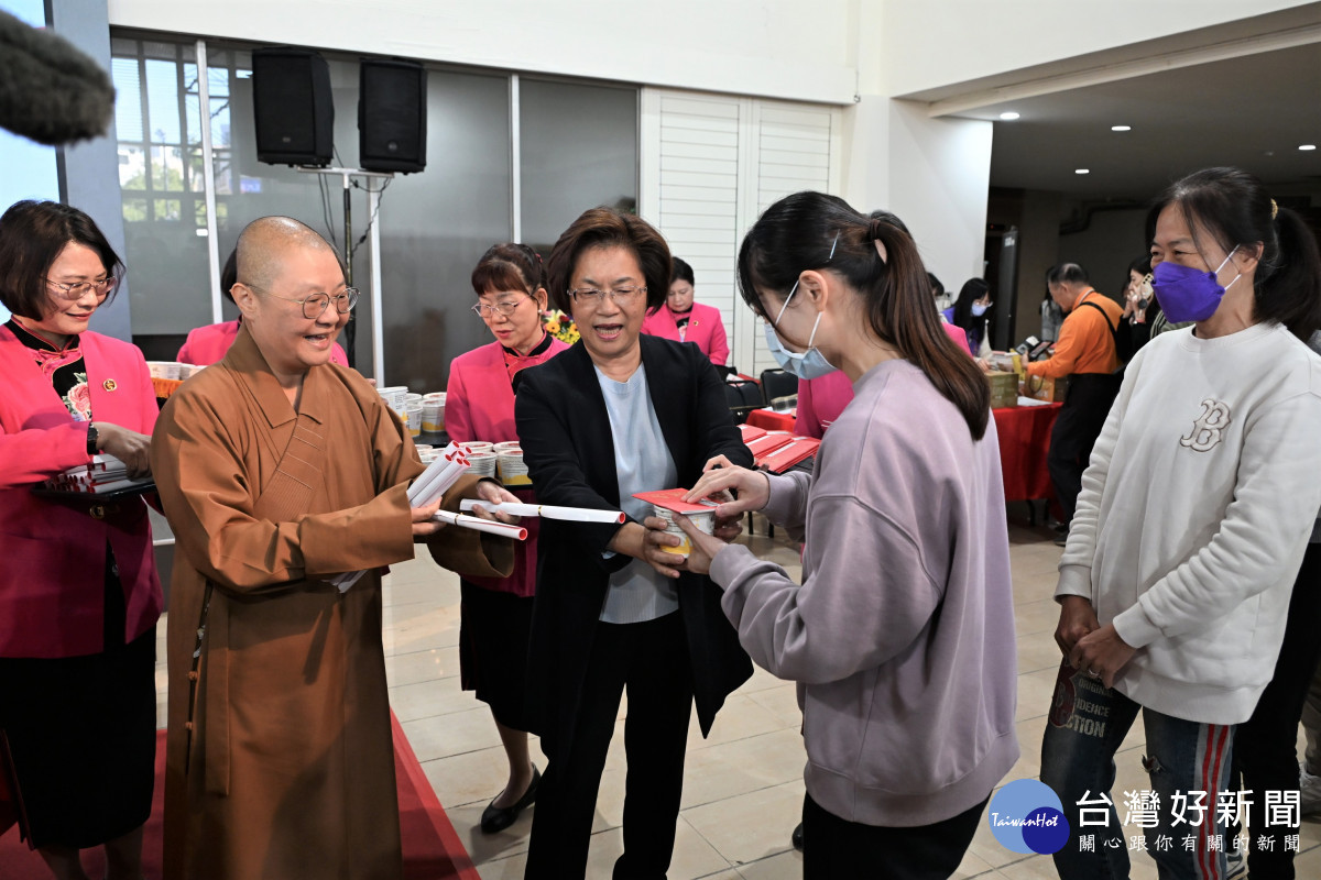 傳遞臘八溫情與祝福，佛光山彰化福山寺致贈1,650碗臘八粥。圖／記者鄧富珍攝