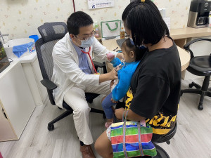 新手媽媽可選擇適合的醫療院所或醫師來協助照顧幼兒。（衛生局提供）