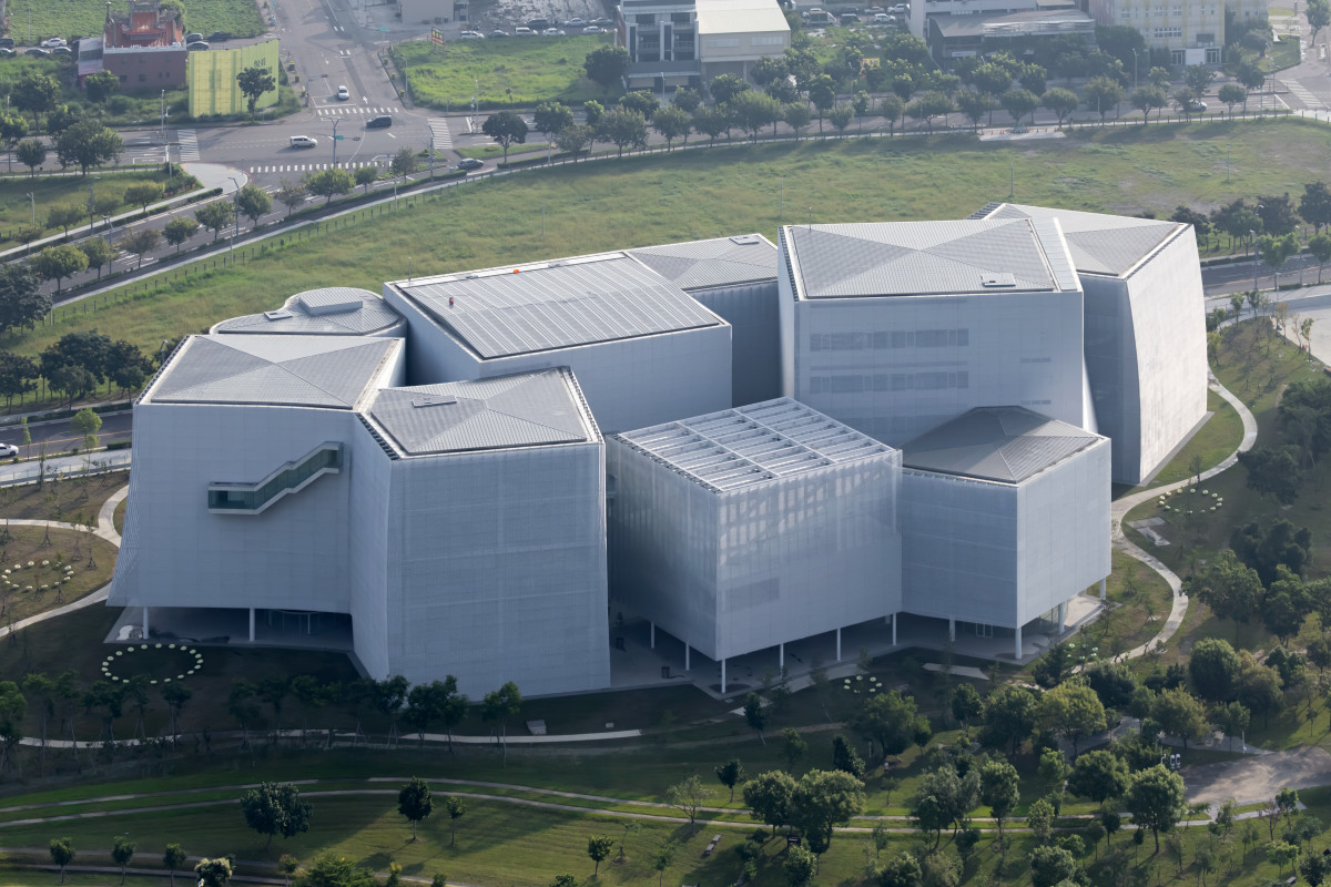 臺中綠美圖建築外觀空景。攝影：Iwan Baan