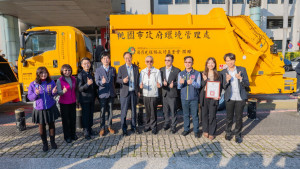 張市長與日月光中壢廠代表合照。