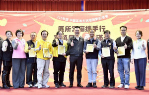 平鎮區寒冬送暖啟動記者會捐贈單位大合照。