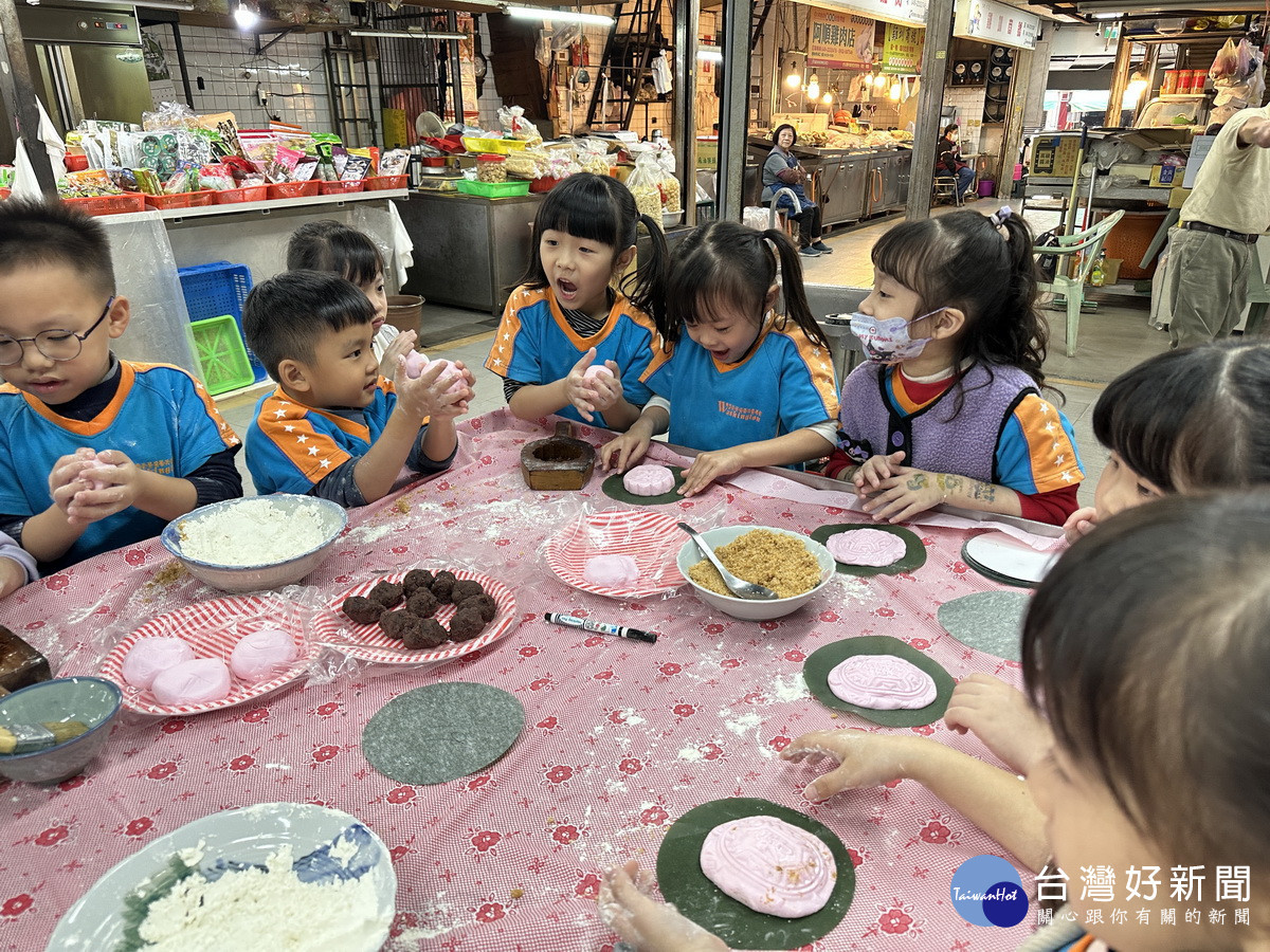 小朋友來做粿樂在其中。（記者扶小萍攝）