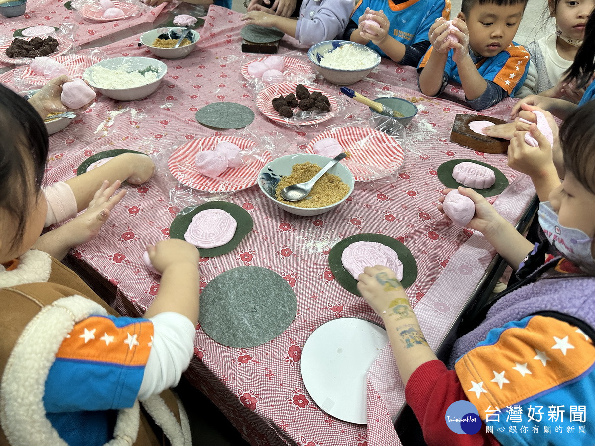 每位小朋友都選擇自己想要的形狀。（記者扶小萍攝）