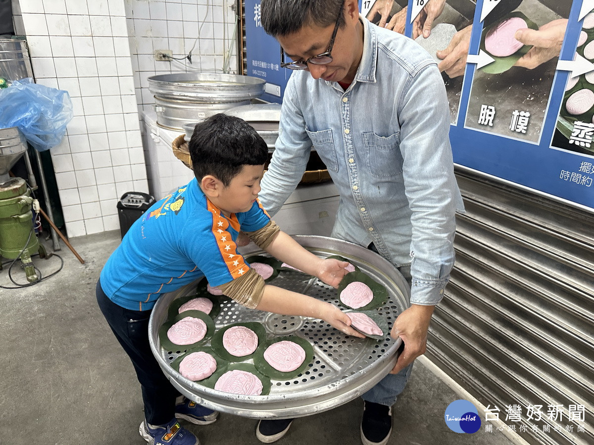 趕快擺好上蒸籠囉。（記者扶小萍攝）