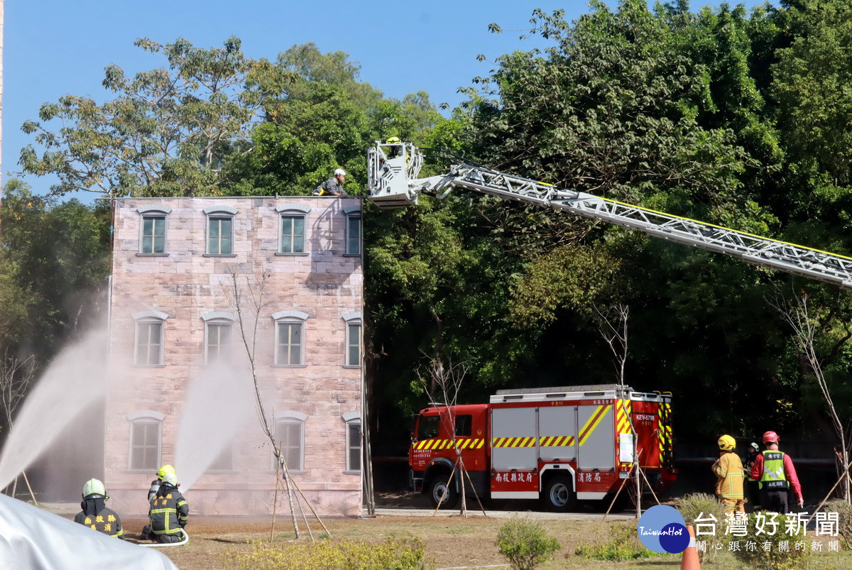 高樓雲梯救援。（記者扶小萍攝）