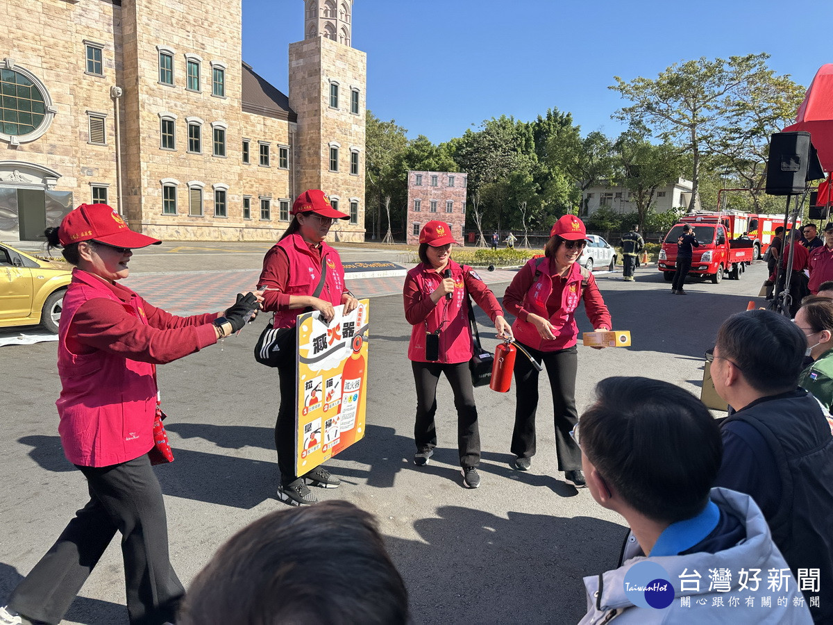 防火宣導隊現場宣導居家用火安全與滅火器使用等。（ 記者扶小萍攝）