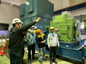 環保局長現場督導，要求施工廠商確實推動發電機更新工程。