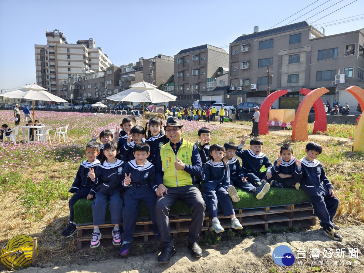 拍爆了!彰化8公頃花海盛開,1/17限定拔蘿蔔、逛市集。圖/記者鄧富珍攝