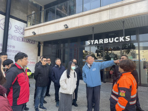 平鎮民族路二段尖峰車流壅塞，黃敬平要求強化交維、增派義交確保通行安全。