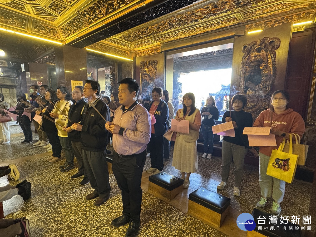 為夢想點燈~員高親師團隊齊聚孔明廟   為學測考生祈願圓夢