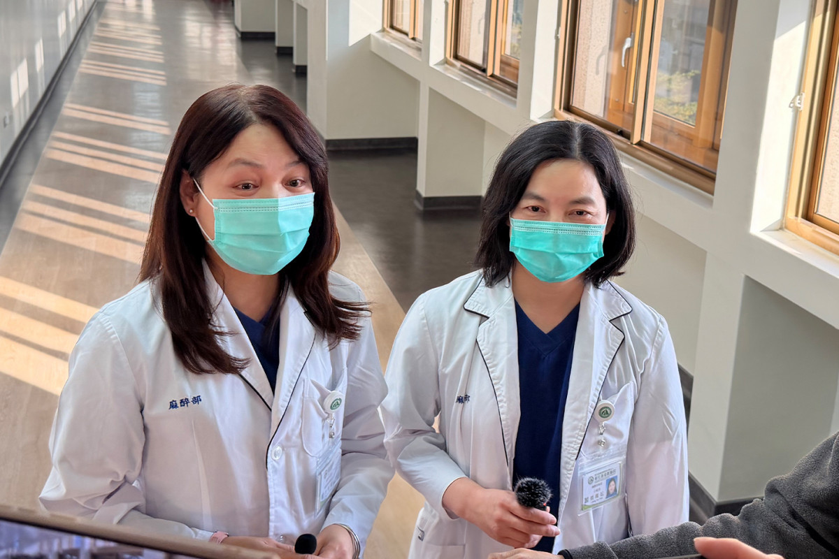 麻醉護理師說明，麻護訓練養成不易，其在手術室扮演極重要角色，為了搶救生命自願加班。圖／彰基醫院提供