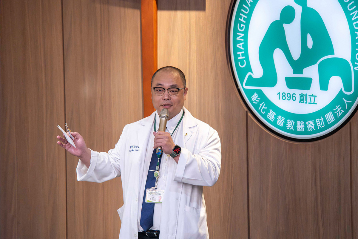 張尚文醫療長表示，陳穆寬總院長對於願意為病人奉獻的手術室同仁早已核定高於全院3.5個月年終，並加碼給這群辛苦的人員，最高的同仁達到其他員工的3 倍。圖／彰基醫院提供