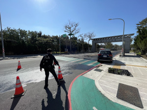 車輛載運油料沿路撒落危害交通，中壢警即時封控清除。