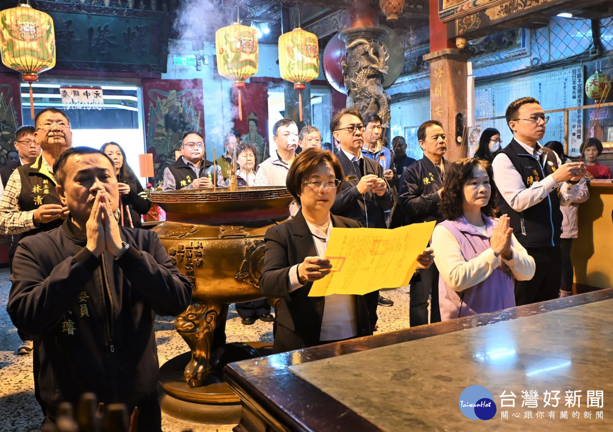 擲筊連出聖筊，2026王功漁火節8/8、8/9熱鬧登場。圖／彰化縣政府提供