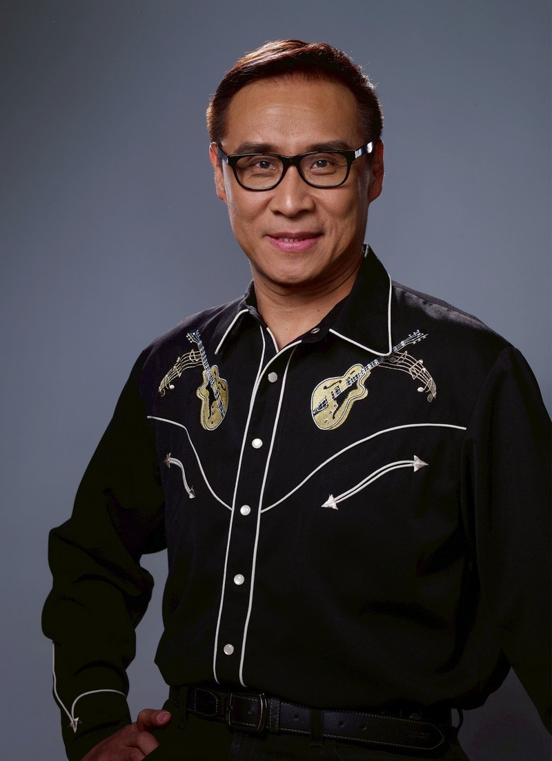 2026暨大櫻花季重頭戲「民歌公益演唱會」,特別邀請到知名「民歌王子」王瑞瑜領銜獻聲,要在粉嫩花海中帶領觀眾重溫經典。(暨大提供)