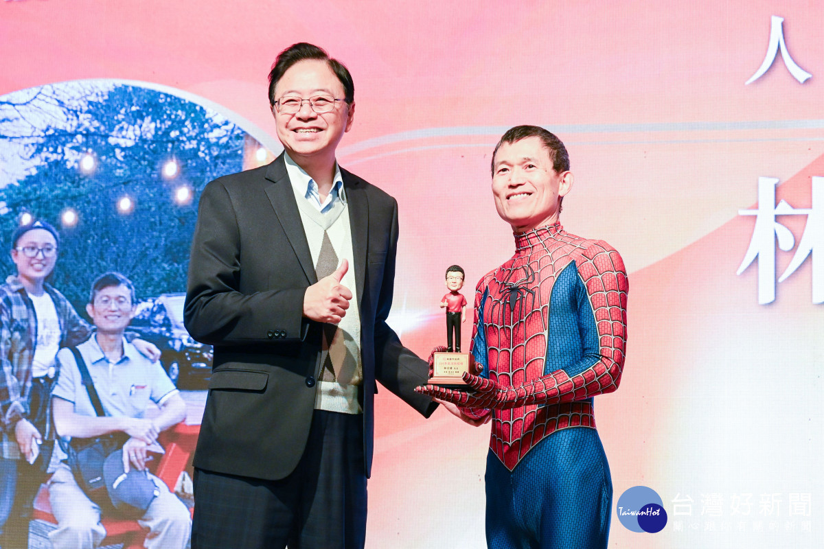 張市長表揚40位消防績優人員。