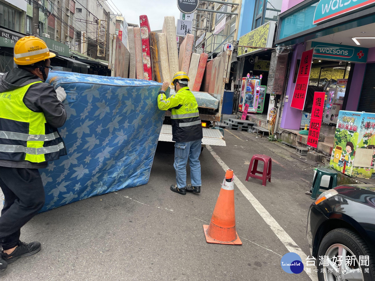 家戶如有大型廢棄家俱(事業廢棄物除外)需收運，請致電各區中隊登記安排清運。<br />
<br />
