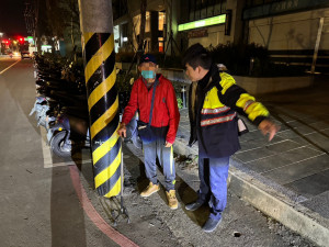 老翁深夜體力不支路邊休息，楊梅警即時關懷護送返家。