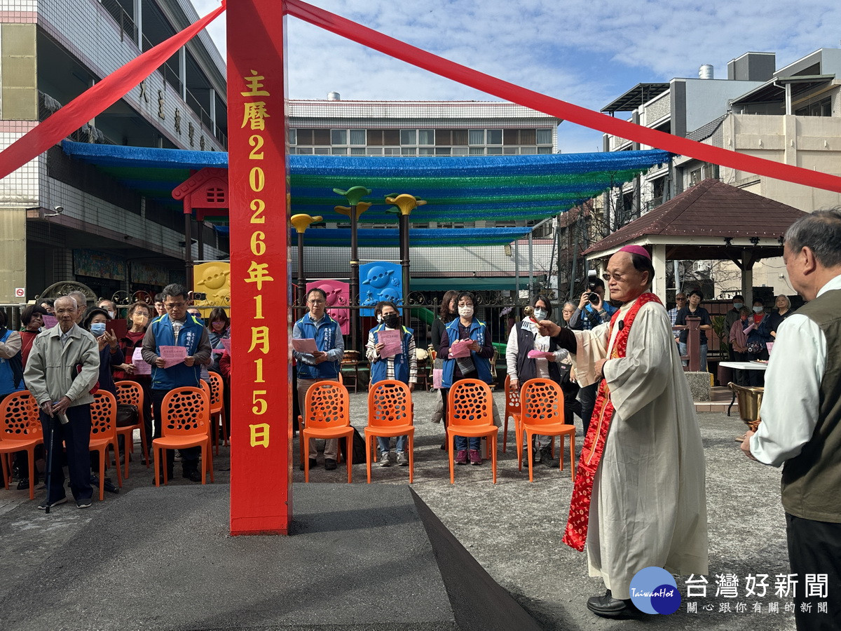 蘇主教主持動工祈福典禮灑聖水祝福。（記者扶小萍攝）
