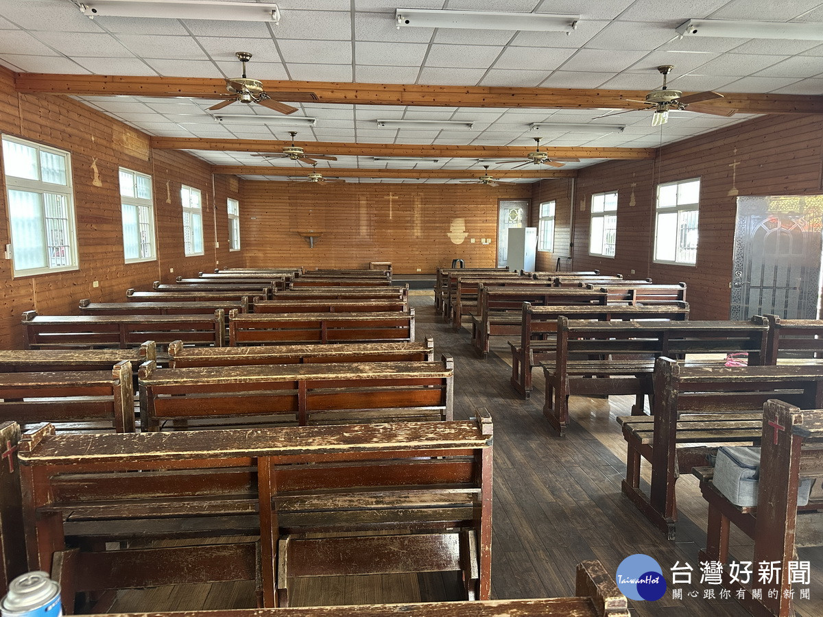 現有教堂已明顯老舊受白蟻侵蝕。( 記者扶小萍攝）