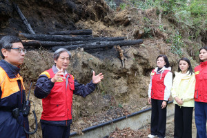 雲林縣長張麗善今天會同縣府各局處長前往古坑鄉草嶺村石壁山林火災現場勘災／翻攝照片