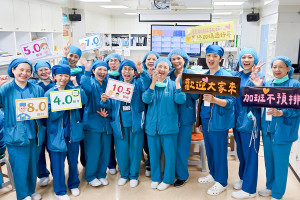 手術室同仁開心分享，今年年終最高達10.5個月、8個月，大家喜悅笑喊，「甘願加班救病人、年終加碼過好年」。圖／彰基醫院提供