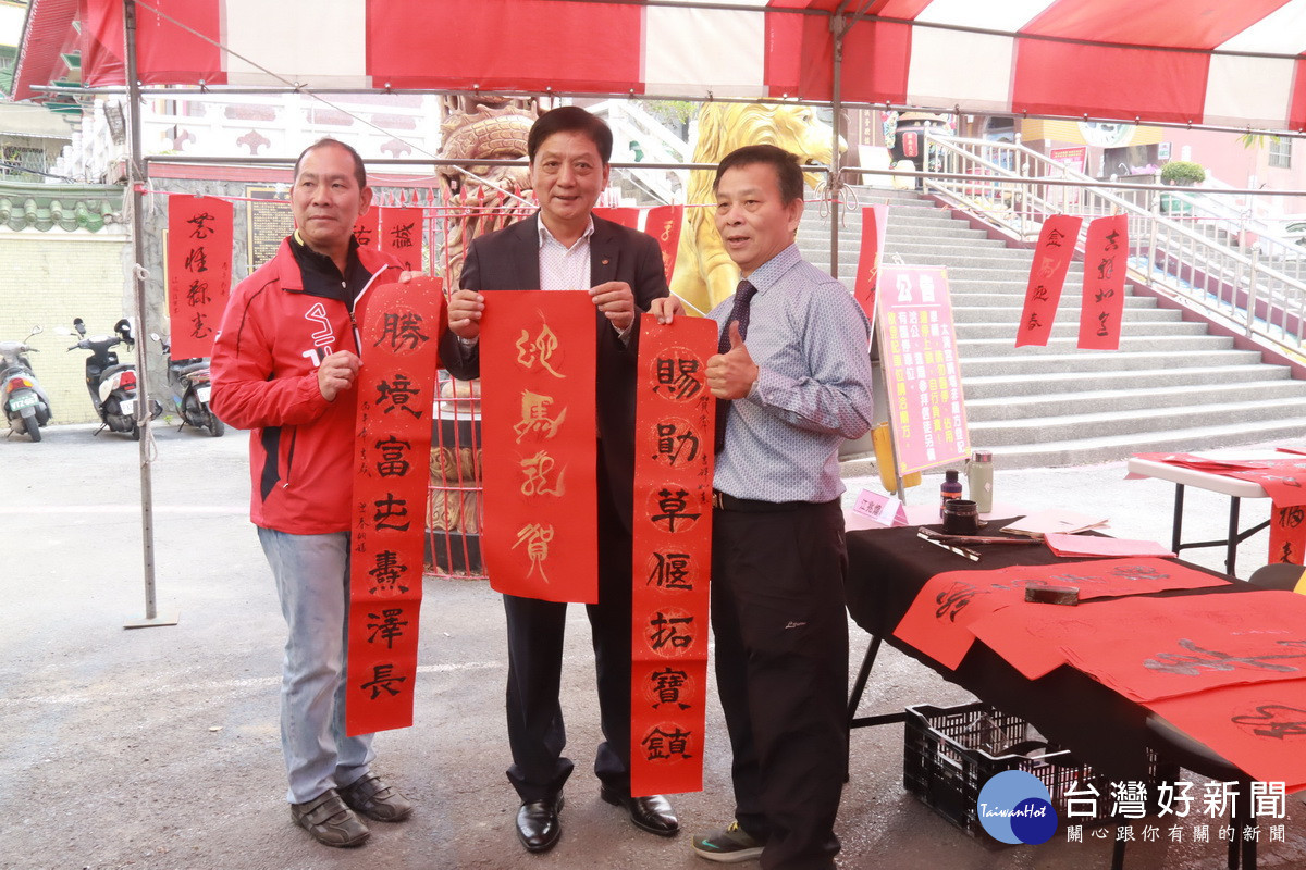 鎮長簡賜勝也獲贈春聯。（記者扶小萍攝）