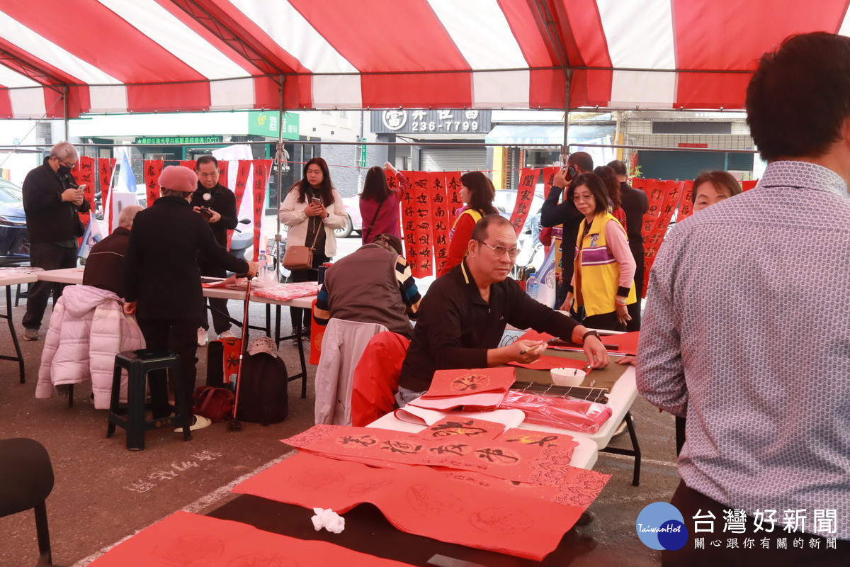 多名書法家現場揮毫。（記者扶小萍攝）