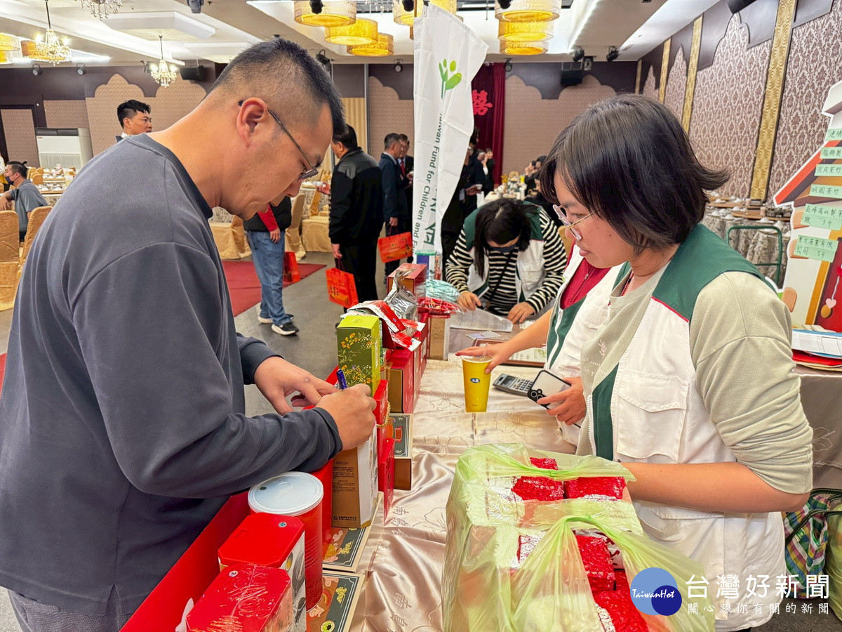 捐贈的茶都是協會會員用心製作。（南投家扶提供）